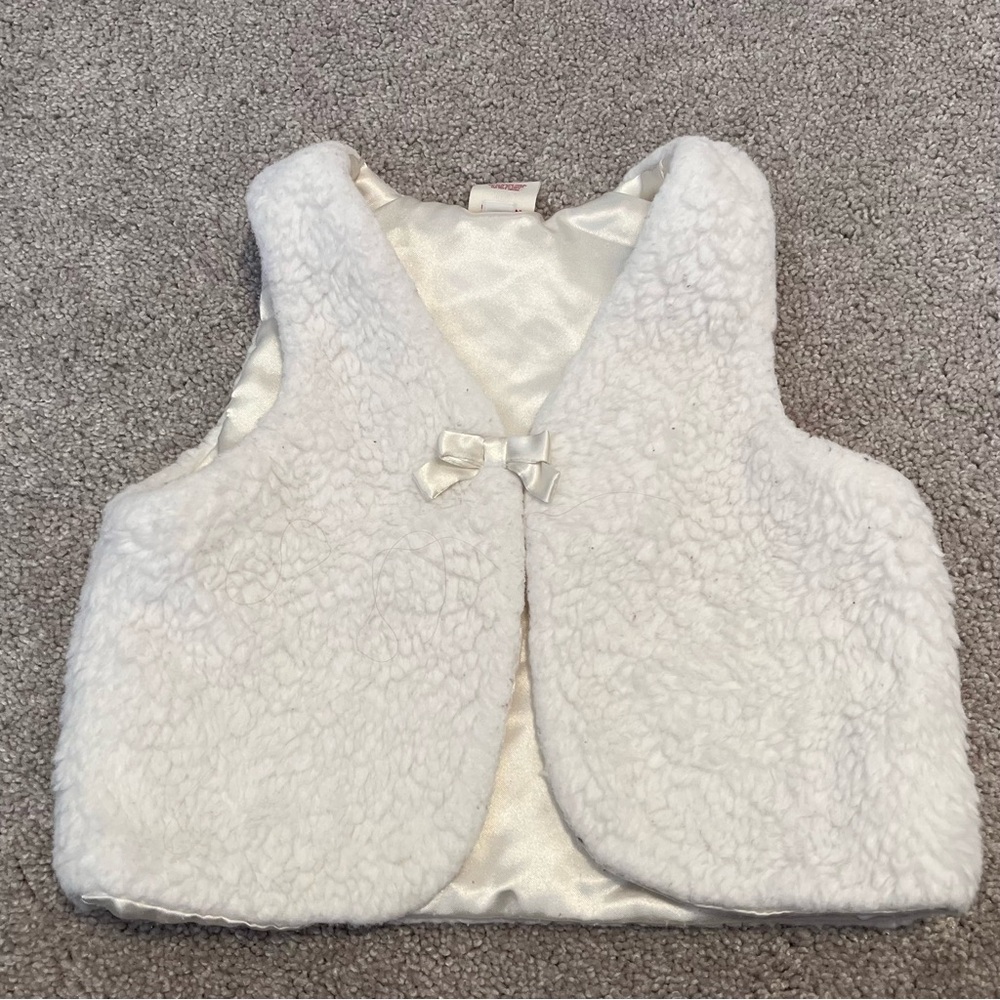 ⭐️ 5/$25⭐️ Arizona Jeans White Faux Fur Vest with Satin Lining 18M